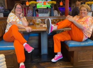 Read more about the article Billy Joel Concert! Had to have some Pink Sidewinders and a BRIGHT orange pair of pants. Cause Im a bold mama!